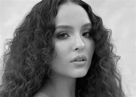 Larissa Manoela posa de topless e faz alerta sobre câncer de.